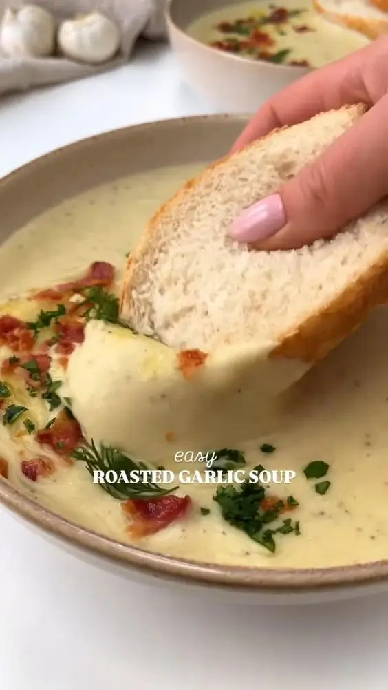 Calling all garlic lovers - this roasted garlic soup is for you! 💖